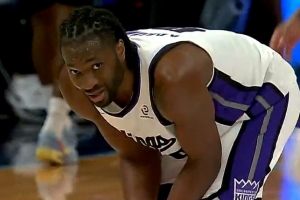 这球有点幸运！阿丘瓦反击躲过卡鲁索切球 背身随手一扔打板命中