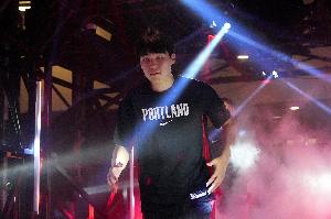 来了来了！杨瀚森早早等在场边 等了足足2分多钟 终于上场！