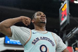 齐发力！半场凯尔登9中7砍下18分5板 福克斯7中4贡献12分6助3断