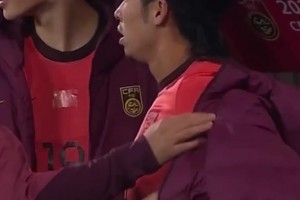 持续输出！汪士钦被罚下后在替补席继续飙国粹