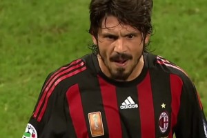 米兰球迷：比赛越激烈，他就越兴奋！