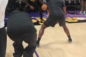 扎实的基本功！詹姆斯赛前运球热身训练