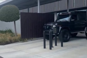 湖人艾顿这肤色真是和车完美融于一体..这就是传说中的人车合一？