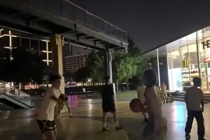 别看小姐姐穿着连衣裙和拖鞋，她是真的会打球！