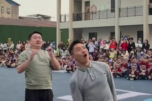 那天幼儿园的所有妈妈都在看我...