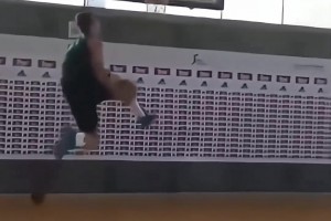 当年还瘦东契奇13岁时曾胯下换手暴扣！现在怕是难了~