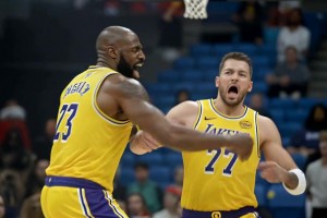 抽象球迷晒搞笑AI片段：詹姆斯生气拳击不给球的东契奇~