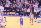 冲击力！科比·布朗轻巧突破顶着补防过来的詹姆斯拉杆上篮命中